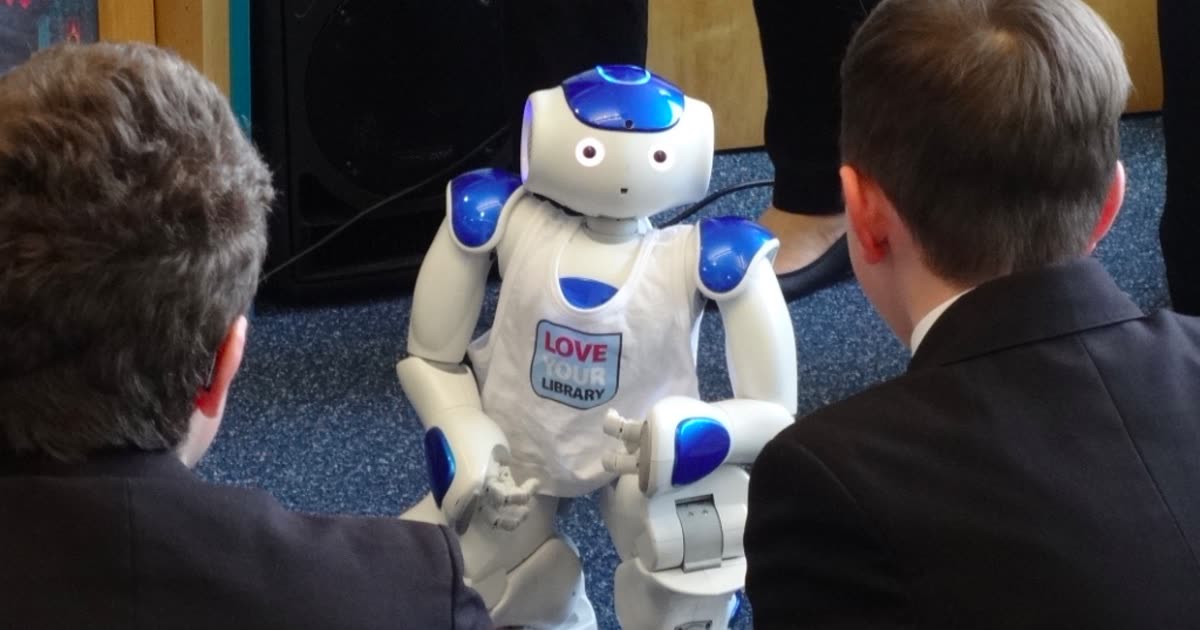 Robot in the library (26425560385) (foto ilustrativa)